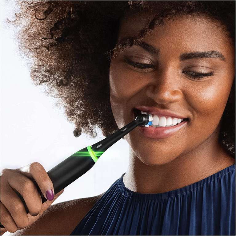 Mooie prijs Oral-B iO 4 set met 2 elektrische tandenborstels, zwart en wit, bluetooth, 2 borstels, 1 reisetui