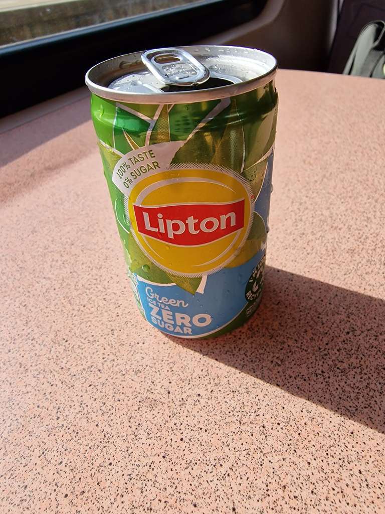 Gratis blikje Lipton green ice tea zero sugar uitgedeeld op Utrecht Centraal