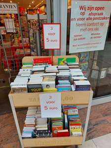 Verschillende artikelen flink afgeprijsd bij de Bruna in Nijmegen bijvoorbeeld 3 boeken voor 5 EUR. Zie foto's voor meer koopjes